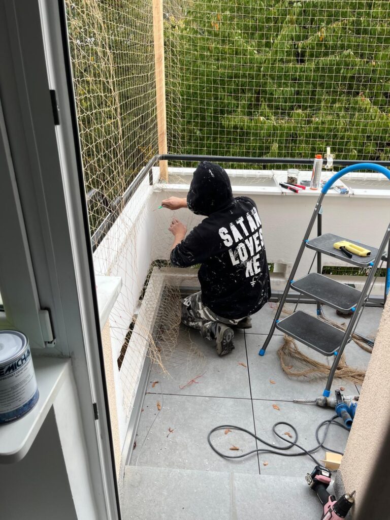 Siatka dla kota na balkon w Warszawie – bezpieczne zabezpieczenie