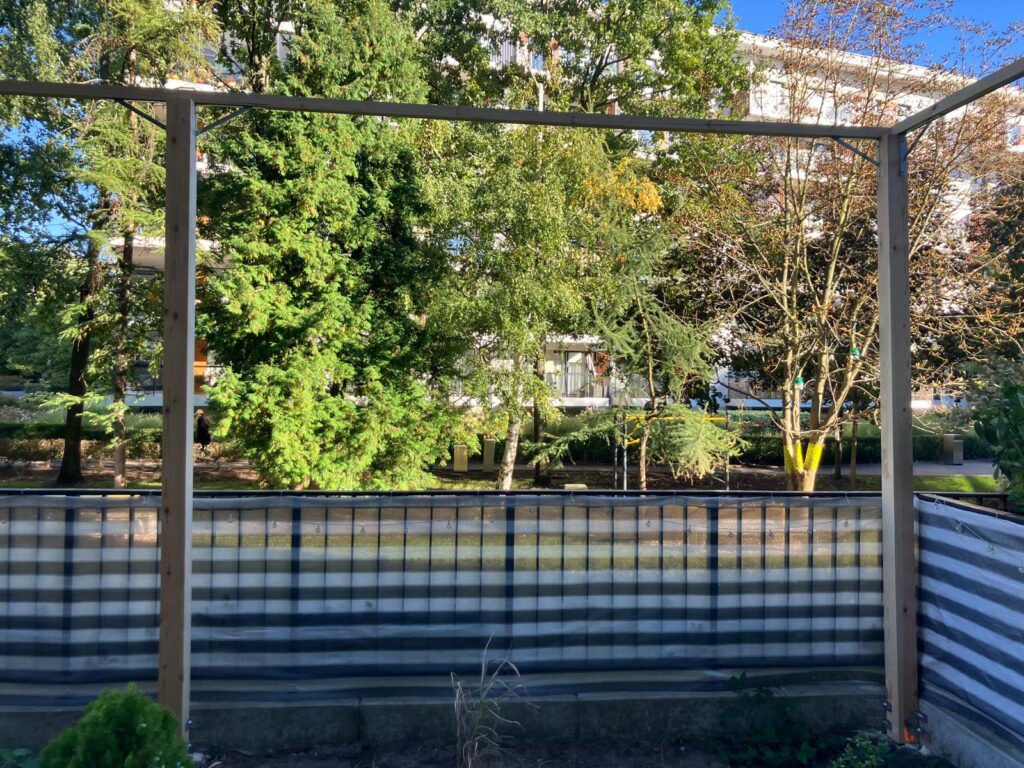 Przestronna woliera dla kota na balkonie w Warszawie wykonana z trwałej i bezpiecznej siatki ochronnej