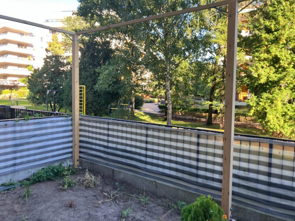 Woliera dla kota Warszawa – bezpieczna zabudowa balkonu siatką